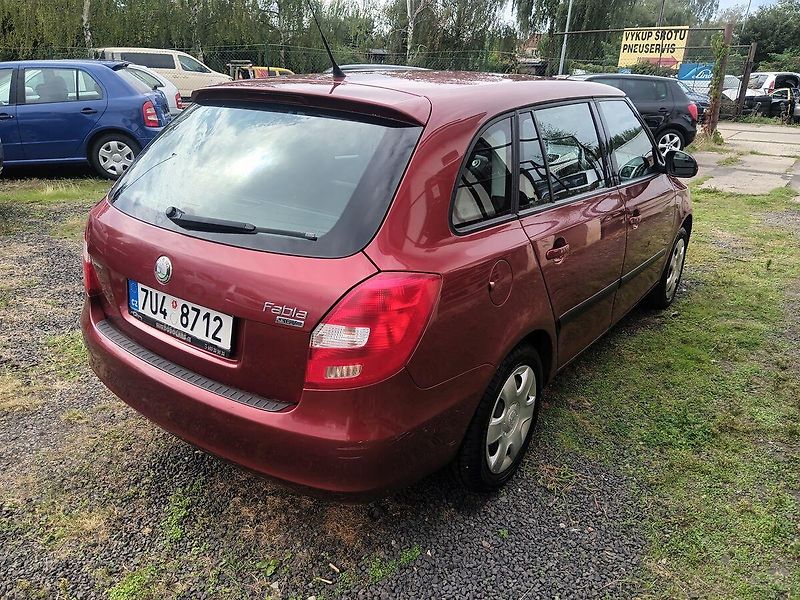 Škoda Fabia 1.4 16V Ambiente Combi - fotka 5 z 24