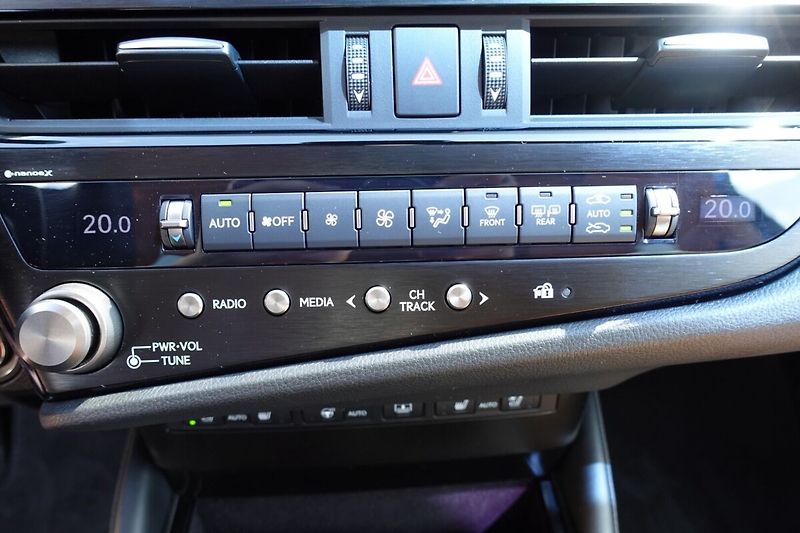 Lexus ES 300h ES300h 2,5HSD Prestige Top - fotka 27 z 39
