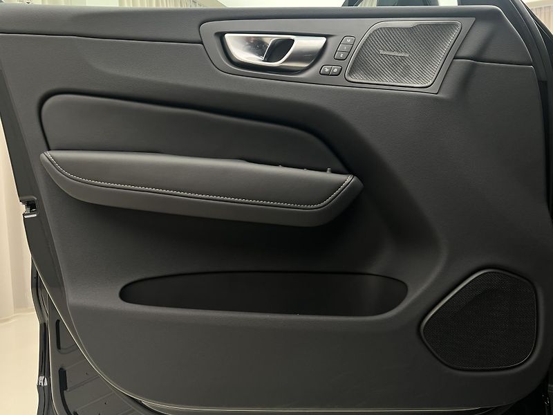 Volvo XC60 B5 AWD DARK PLUS AUT - fotka 7 z 45