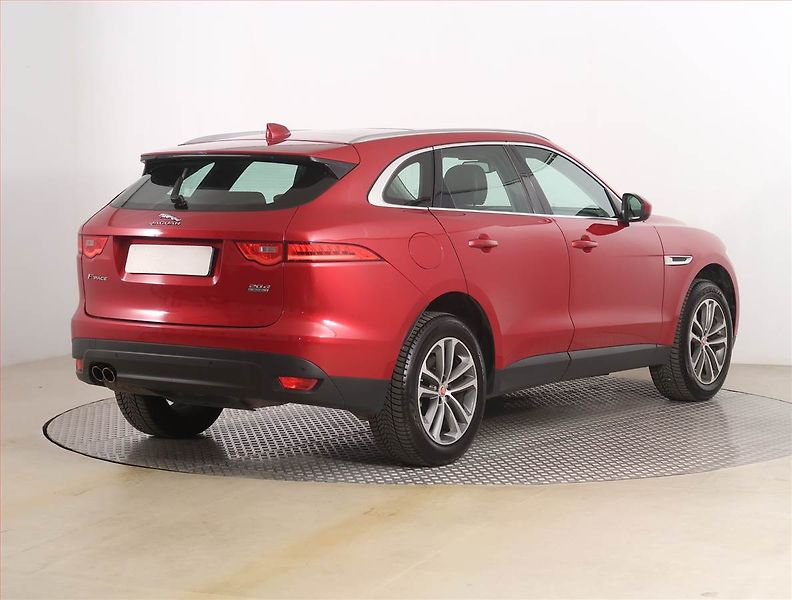 Jaguar F-Pace (2017) 20d AWD, 4X4, Automat, Kůže - fotka 5 z 19