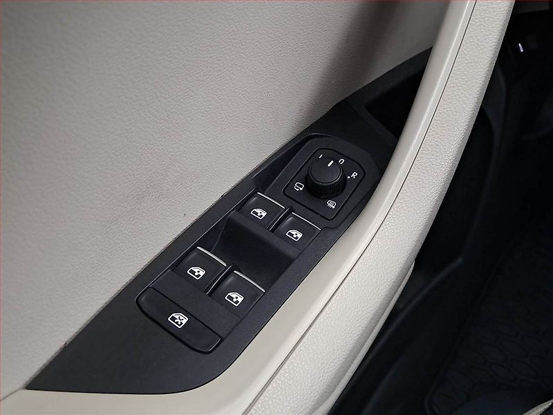 Škoda Karoq (2017) 1.6 TDI, Kůže, Navi, Tempomat - fotka 16 z 18