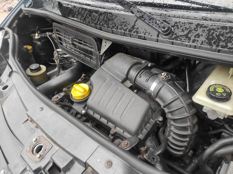Renault Trafic 2,5dCi 107kW Passenger 7 míst - fotka 19 z 20