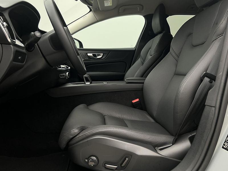 Volvo V60 B4 PLUS DARK AUT 1.maj. - fotka 3 z 43