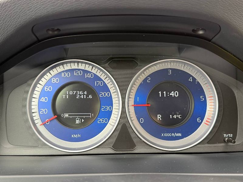 Volvo V60 (2012) 2.4 D5 158 kW R-Design AT - fotka 11 z 20