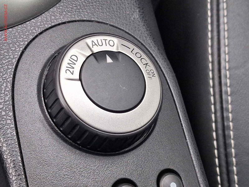Nissan Qashqai (2012) 2.0 4x4, Tekna, xenon, navi - fotka 16 z 19