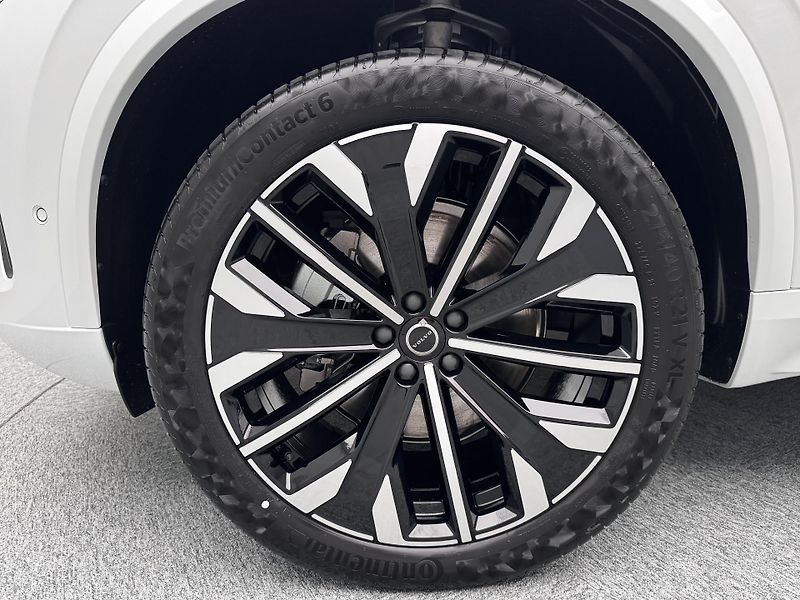 Volvo XC90 (2026) B5 AWD AUT DARK ULTRA 7-míst - fotka 22 z 29