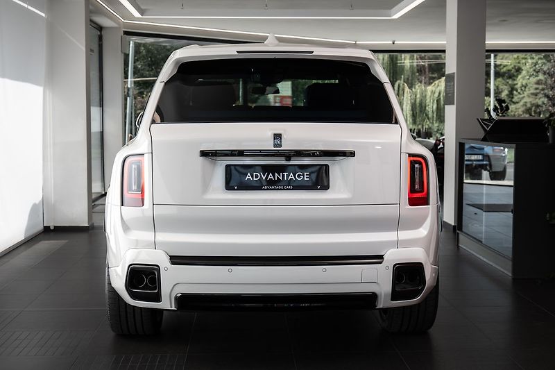 Rolls-Royce Cullinan Black Badge/Bespoke/Starling r - fotka 3 z 38