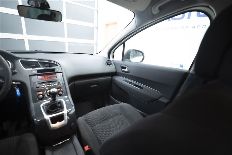Peugeot 5008 1,6 BlueHDI 7 MÍST NOVÉ V ČR - fotka 15 z 28