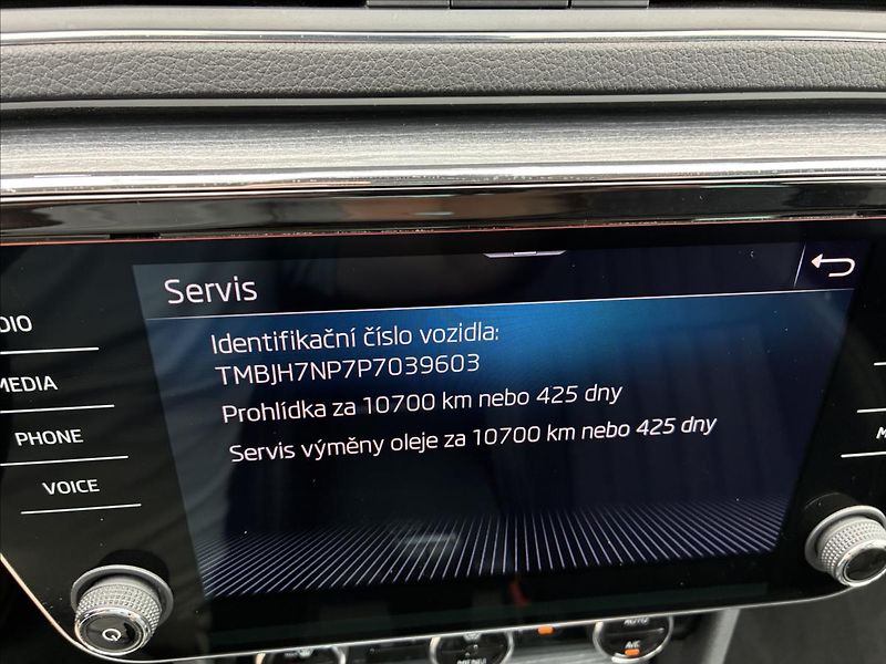 Škoda Superb 2,0 STYLE,PANORAMA,TAŽNÉ,LED - fotka 36 z 36