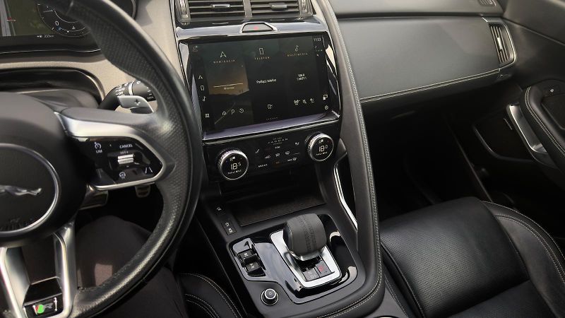 Jaguar E-Pace (2021) 2.0 D200 mHEV AWD R-Dynamic SE - fotka 8 z 9