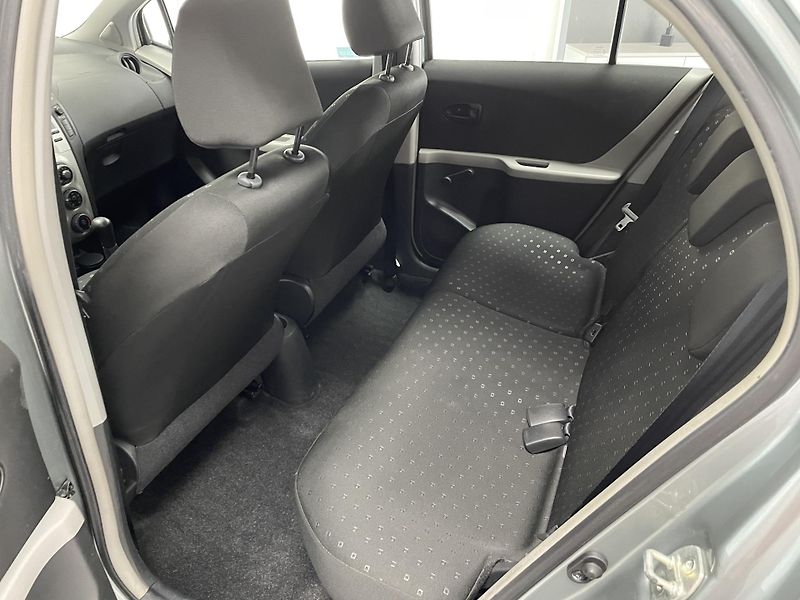 Toyota Yaris 1.0 i ČR 1.MAJ. AC  REZERVACE - fotka 16 z 22