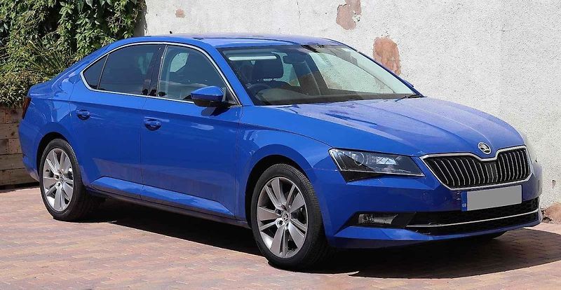 Deštník, který je ve výbavě vozů Škoda Fabia, má svou schránku pod sedadlem spolujezdce.
