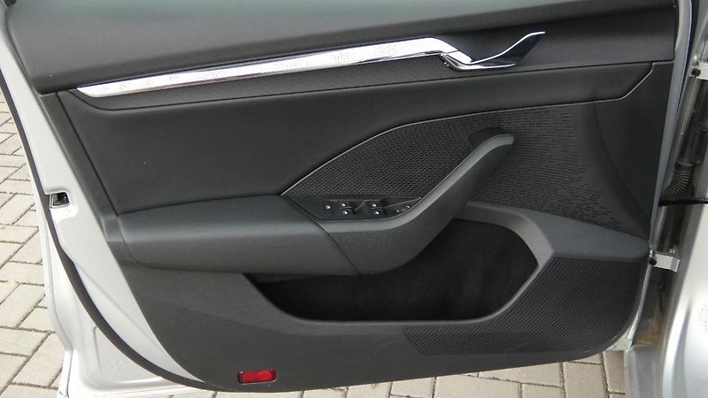 Škoda Octavia 2,0 TDI DSG Style 110 kW - fotka 8 z 23