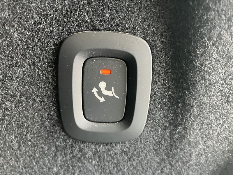 Volvo XC60 B5 AWD Plus Dark-REZERVACE - fotka 11 z 46