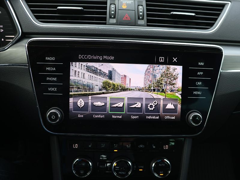 Škoda Superb 2,0 TDI DSG 4x4 CZ Scout DPH - fotka 22 z 35