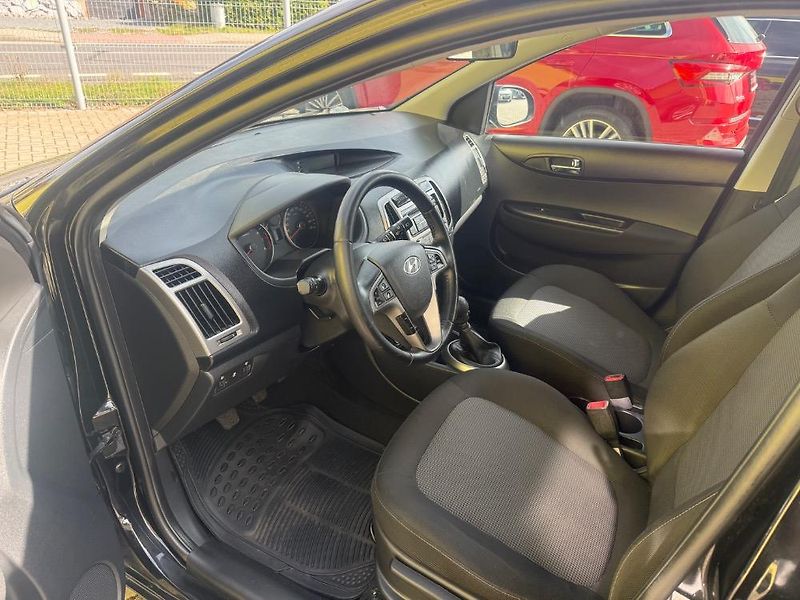 Hyundai i20 (2012) 1,2i VÝHŘ.SEDADLA JEN 107tis. - fotka 14 z 27