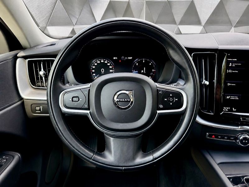 Volvo XC60 B4 AWD MOMENTUM, KAMERA, ACC, - fotka 12 z 20