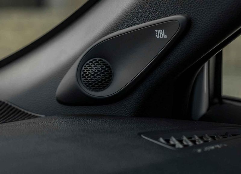 V terénu opravdu pomůže silnější zadní elektromotor