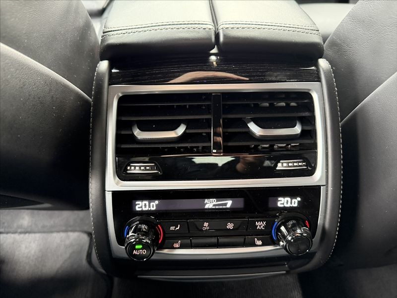 BMW Řada 7 3,0 xDrive 740d - fotka 34 z 39