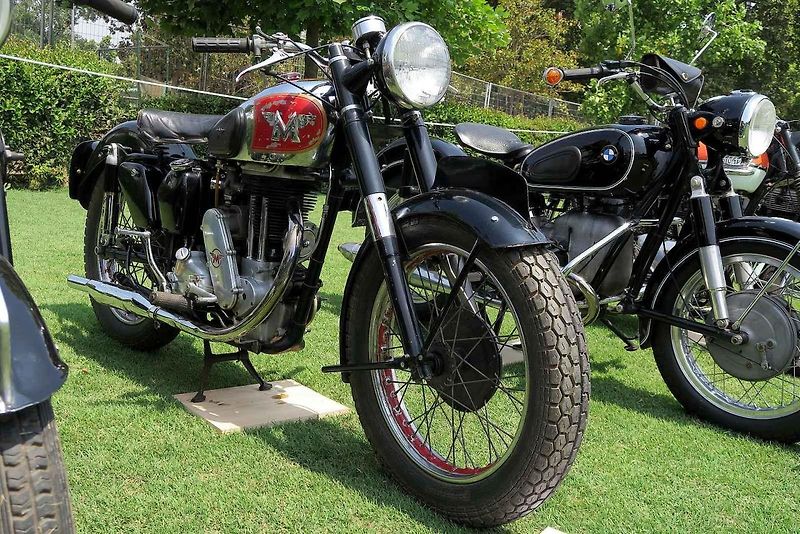 Holandský poštovní sbor vybavený motocykly Matchless.