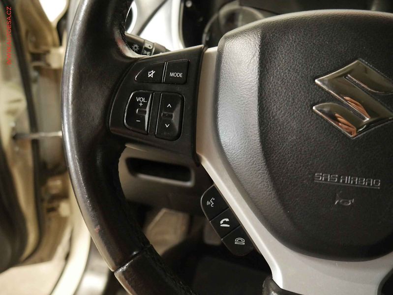 Suzuki Vitara (2016) 1.6 DDIS, Navi, AC - fotka 12 z 20