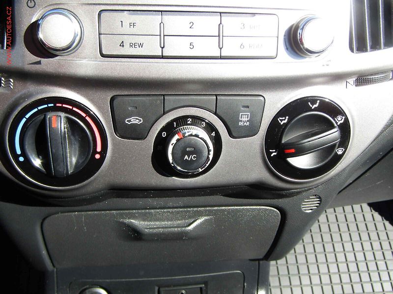 Hyundai i20 (2013) 1.2i, ČR, Klima - fotka 13 z 18