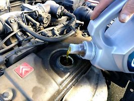LongLife olej sám o sobě motoru neškodí. Rizikem může být až příliš dlouhý interval výměny v nevhodném provozu.