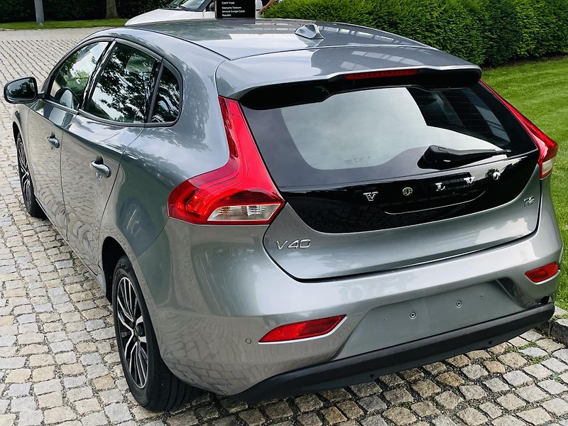 Volvo V40 2.0i MANUÁL KAMERA SERVISKA - fotka 17 z 45