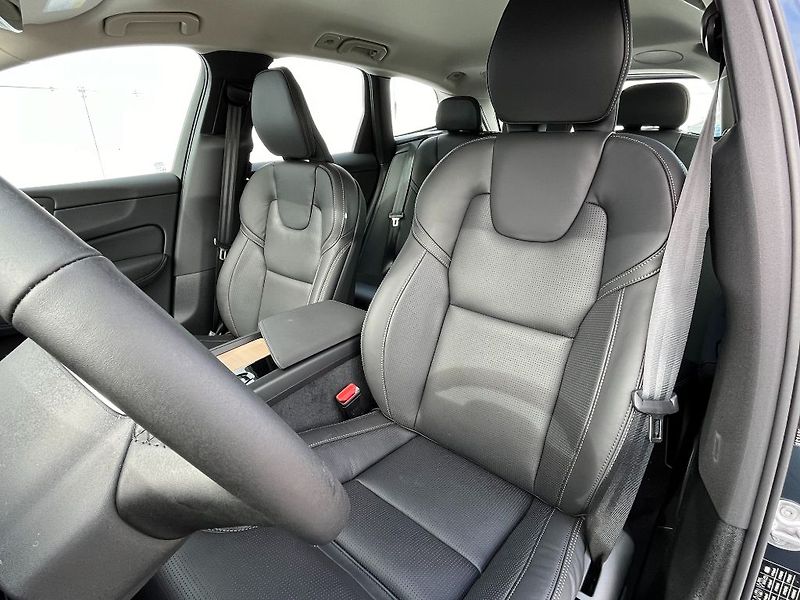 Volvo XC60 PLUS BRIGHT B5 AWD 184kW - fotka 23 z 31