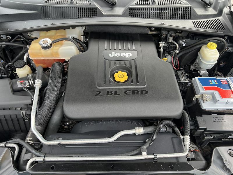 Jeep Cherokee 2.8CRD 4x4 MANUÁL 6 R.ST. - fotka 32 z 38