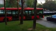 Rozjetý autobus bez řidiče naštěstí nikoho neohrozil na životě.