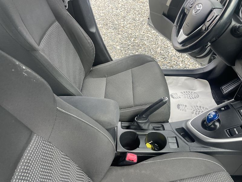 Toyota Auris 1.8i 16v HYBRID AUT SERVIS TOP - fotka 141 z 172