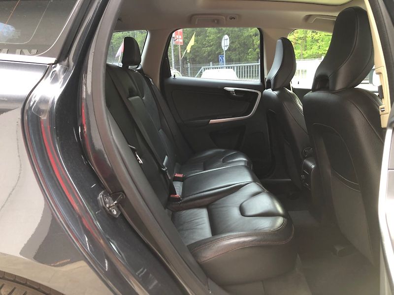 Volvo XC60 (2010) 2.4 D5 AWD - fotka 13 z 33