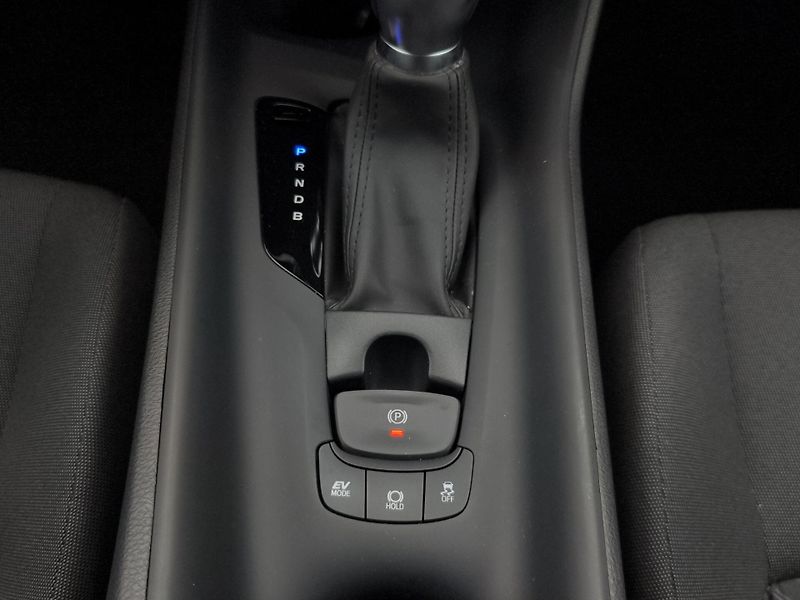 Toyota C-HR (2023) 1.8 e-CTV 72kW, ČR, 1. Maj., S - fotka 23 z 27