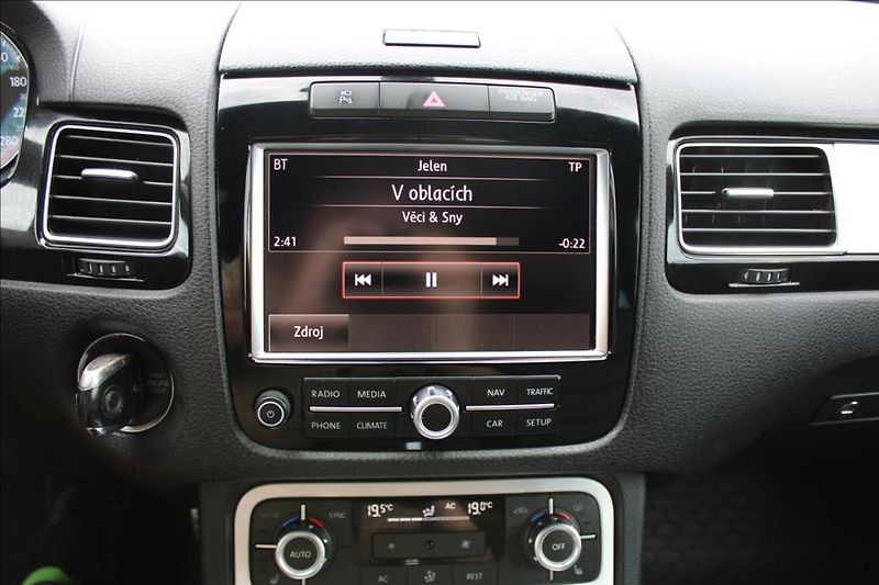 Volkswagen Touareg 3,0 TDi  4 x 4, AUTOMAT, DPH - fotka 30 z 40