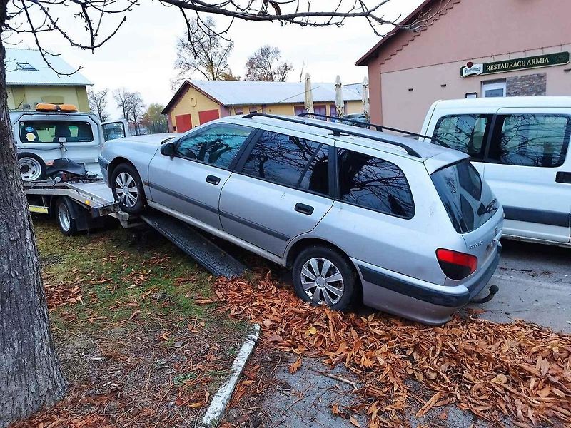 Odstavená auta při vjezdu do Hodonína buď bez SPZ nebo s francouzskou první prosincové úterý 2023.