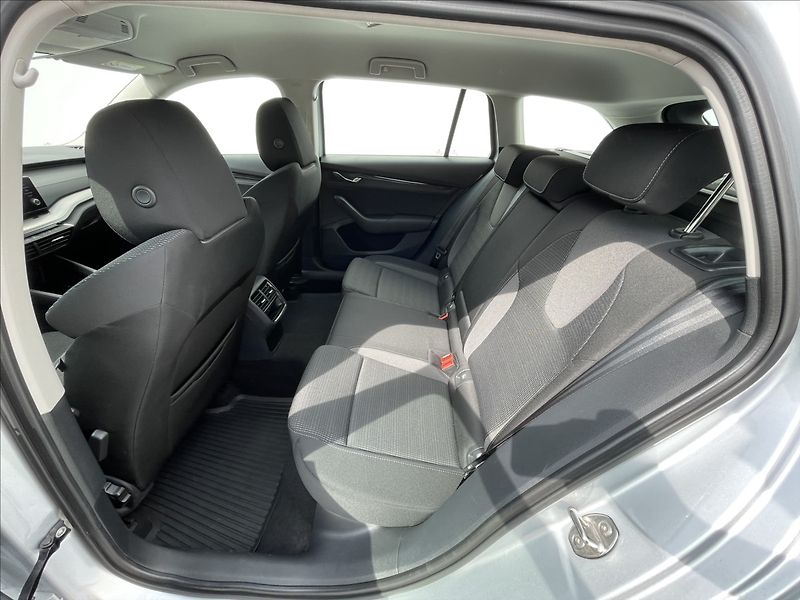 Škoda Octavia 2,0 TDI 4x4 DSG Ambition TAŽNÉ - fotka 16 z 23