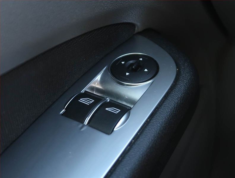 Ford Focus (2011) 1.6 16V, nová STK - fotka 15 z 17