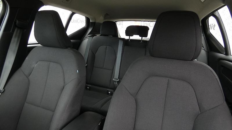 Volvo XC40 T2 FWD Momentum Core - fotka 7 z 21