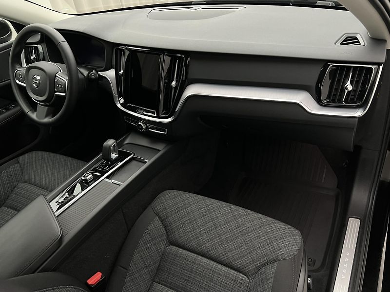 Volvo V60 B4 CORE AUT 1.maj. - fotka 23 z 41