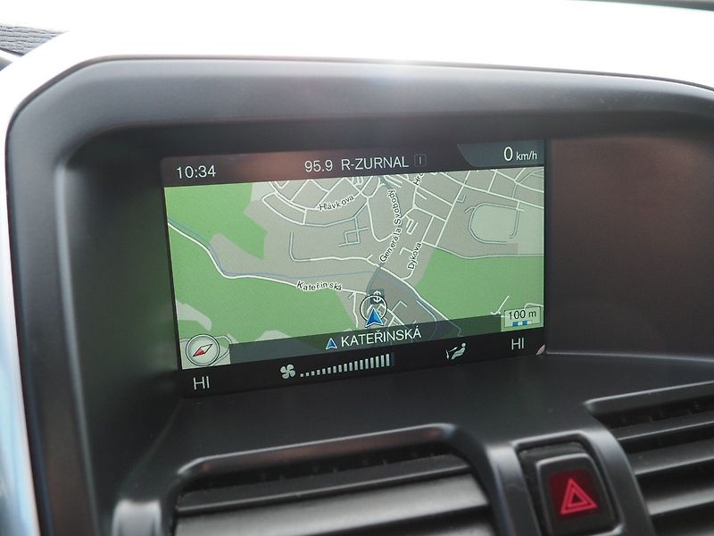 Volvo XC60 (2015) 2.4D D4 AWD - fotka 29 z 34