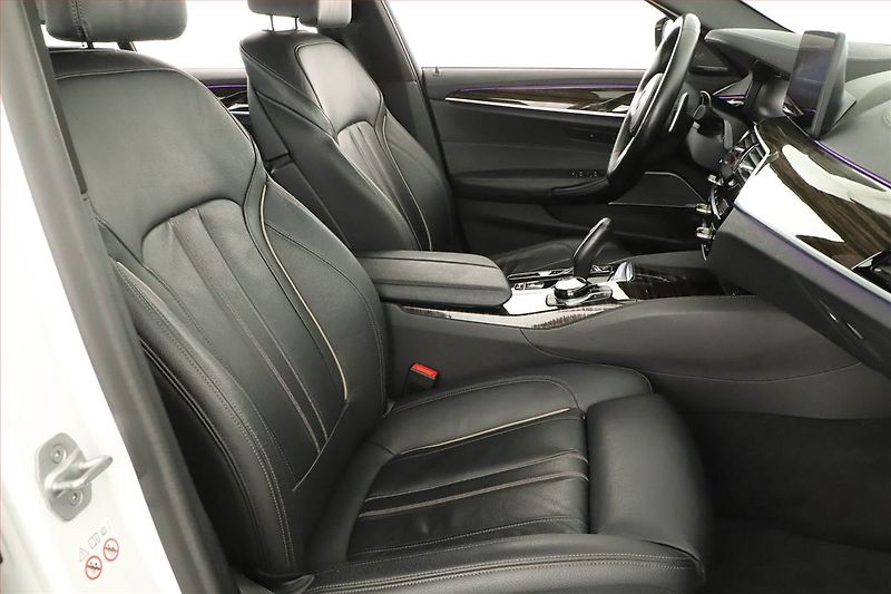 BMW Řada 5 (2020) 520d xDrive - fotka 7 z 31