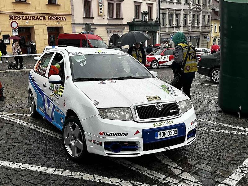 Tragédie, která se odehrála v rámci 58. ročníku Rallye Šumava, kdy po nehodě zemřela navigátorka Alena Krejčíková (41), nezasáhla jen příznivce rallye, ale její kamarády, jelikož byla na Klatovsku doma.