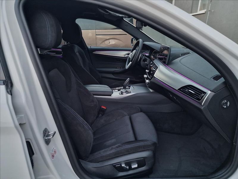 BMW Řada 5 520d Xdrive M-Sport ČR,1.Maj. - fotka 14 z 50