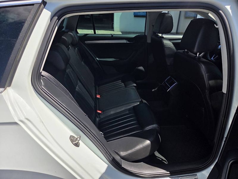 Škoda Superb (2015) 1.4 TSI Style Plus - fotka 49 z 53