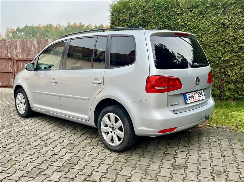 Volkswagen Touran 1,6 TDi  NAVI / kamera / ALU - fotka 3 z 44