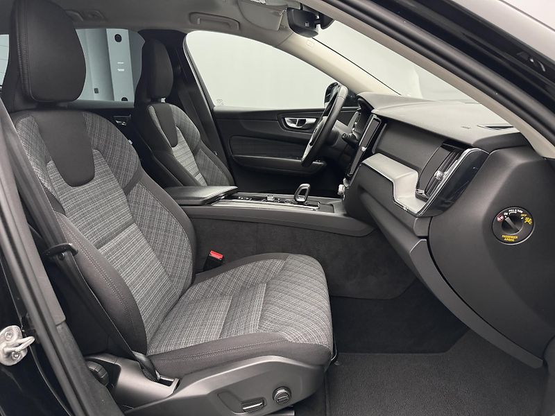 Volvo XC60 B5 AWD CORE CZ AUT 1.MAJ - fotka 23 z 42