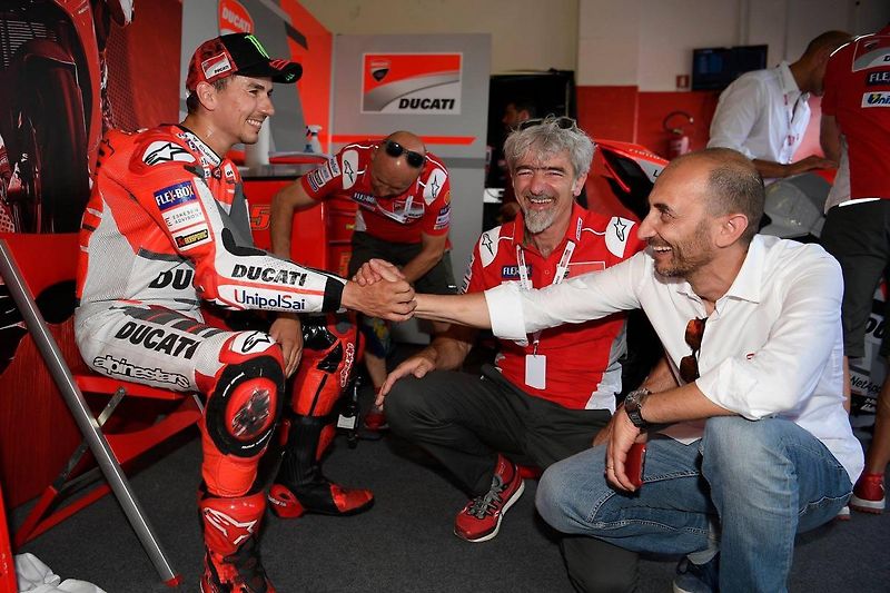 Ducati Panigale V4 S (2018) CORSE ex Jorge Lorenzo - fotka 26 z 39