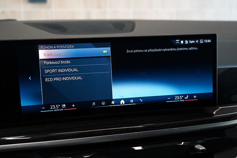 BMW X5 40d xDrive, Vzduch, Tažné, HUD - fotka 33 z 47