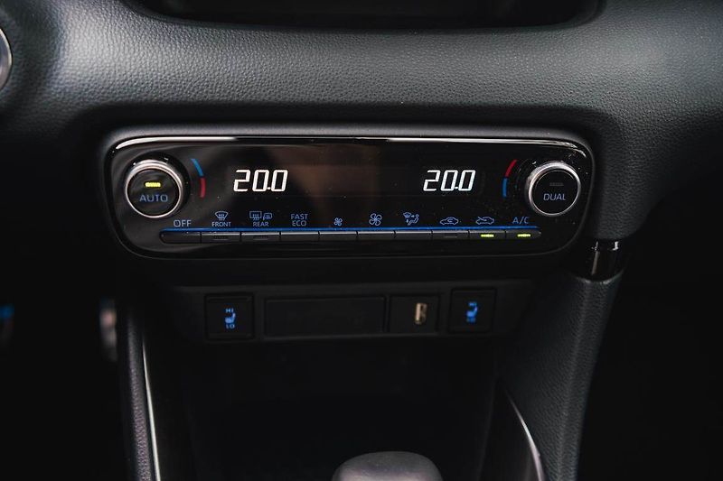 Toyota Yaris (2023) 1.5 VVT-i Hybrid - fotka 26 z 32